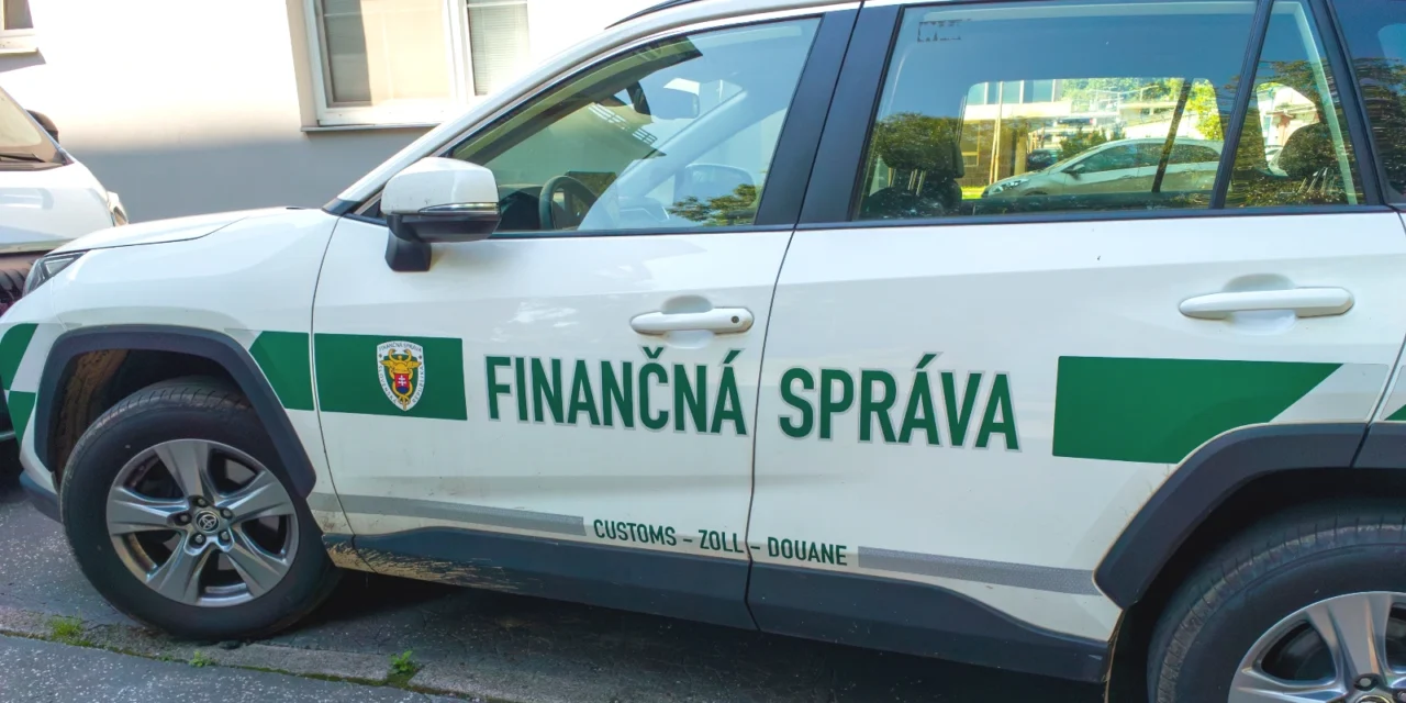 Finančná správa odhalila pašerákov: V dodávke boli tisícky falzifikátov luxusných značiek