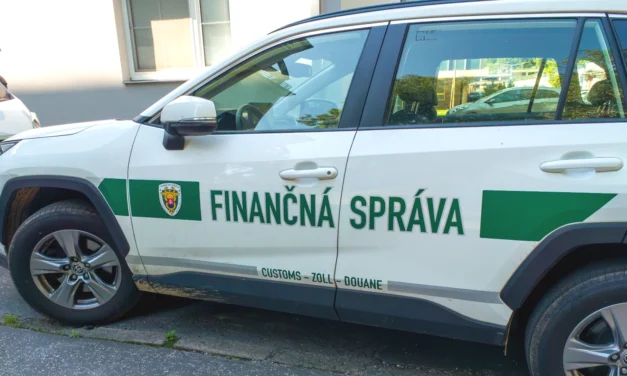 Finančná správa odhalila pašerákov: V dodávke boli tisícky falzifikátov luxusných značiek