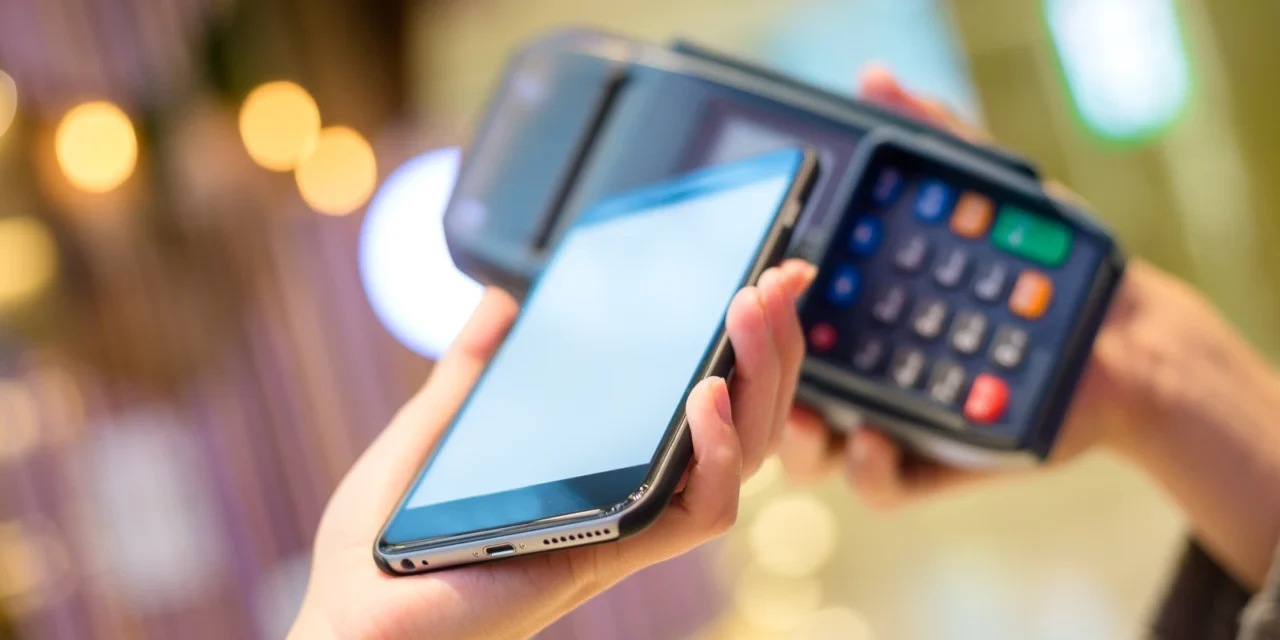 Karta ide do dôchodku. Slováci prešli na mobil rýchlejšie, než sa čakalo