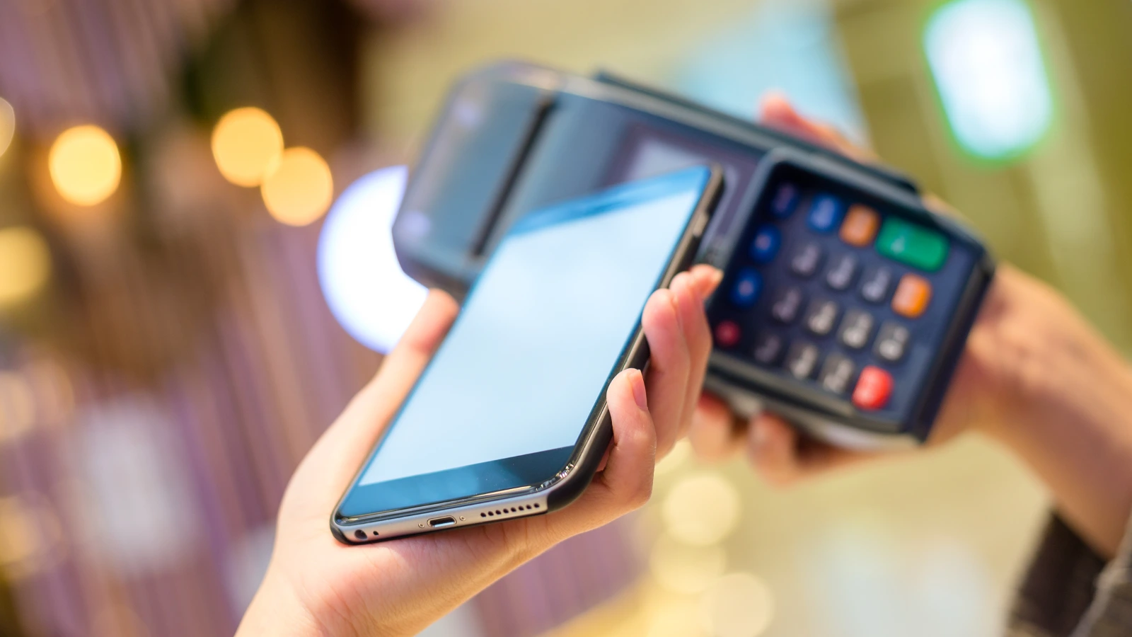 Karta z plastu ustupuje do úzadia