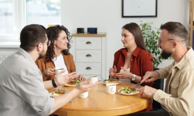 Obedy do práce vytláčajú menučká. Slováci takto šetria stovky eur