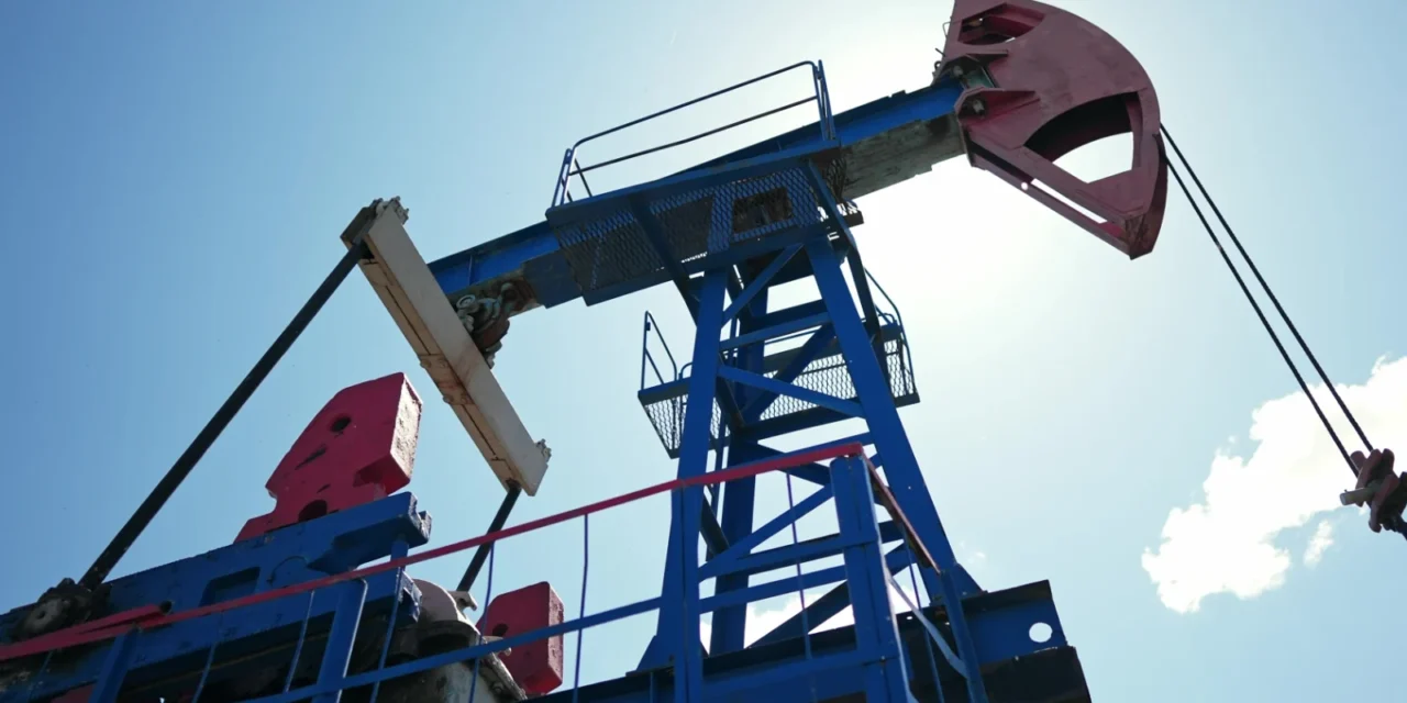 Hormuzský prieliv zostáva uzavretý, ropa nad 100 dolármi, zlato pod tlakom inflácie