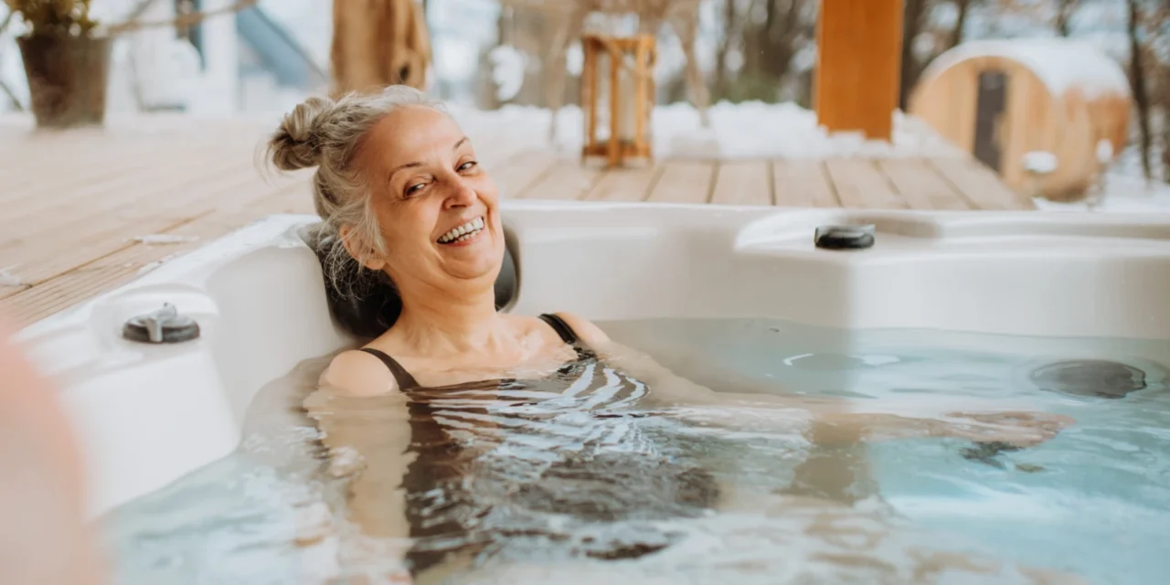 Seniori môžu získať 100 eur na kúpele ale miesta sa rýchlo míňajú. Čo musíte splniť a koľko doplatíte?