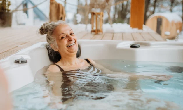 Seniori môžu získať 100 eur na kúpele ale miesta sa rýchlo míňajú. Čo musíte splniť a koľko doplatíte?