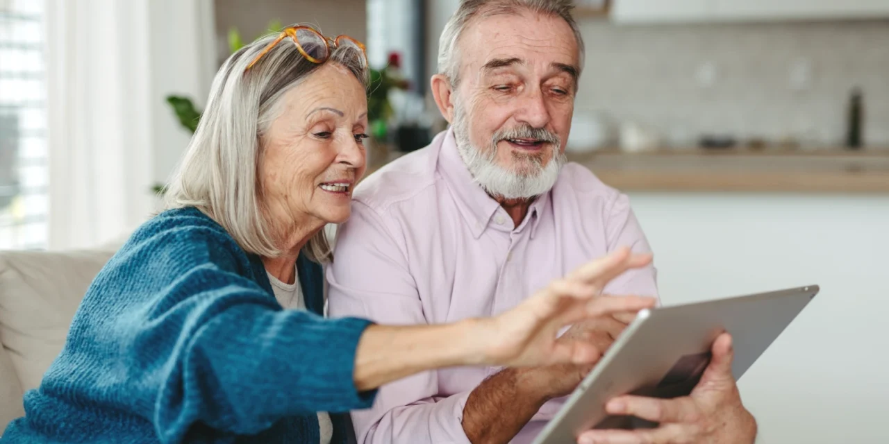 Seniori na internete zdieľajú fotky. Často netušia, čo všetko tým môžu spustiť