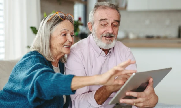 Seniori na internete zdieľajú fotky. Často netušia, čo všetko tým môžu spustiť