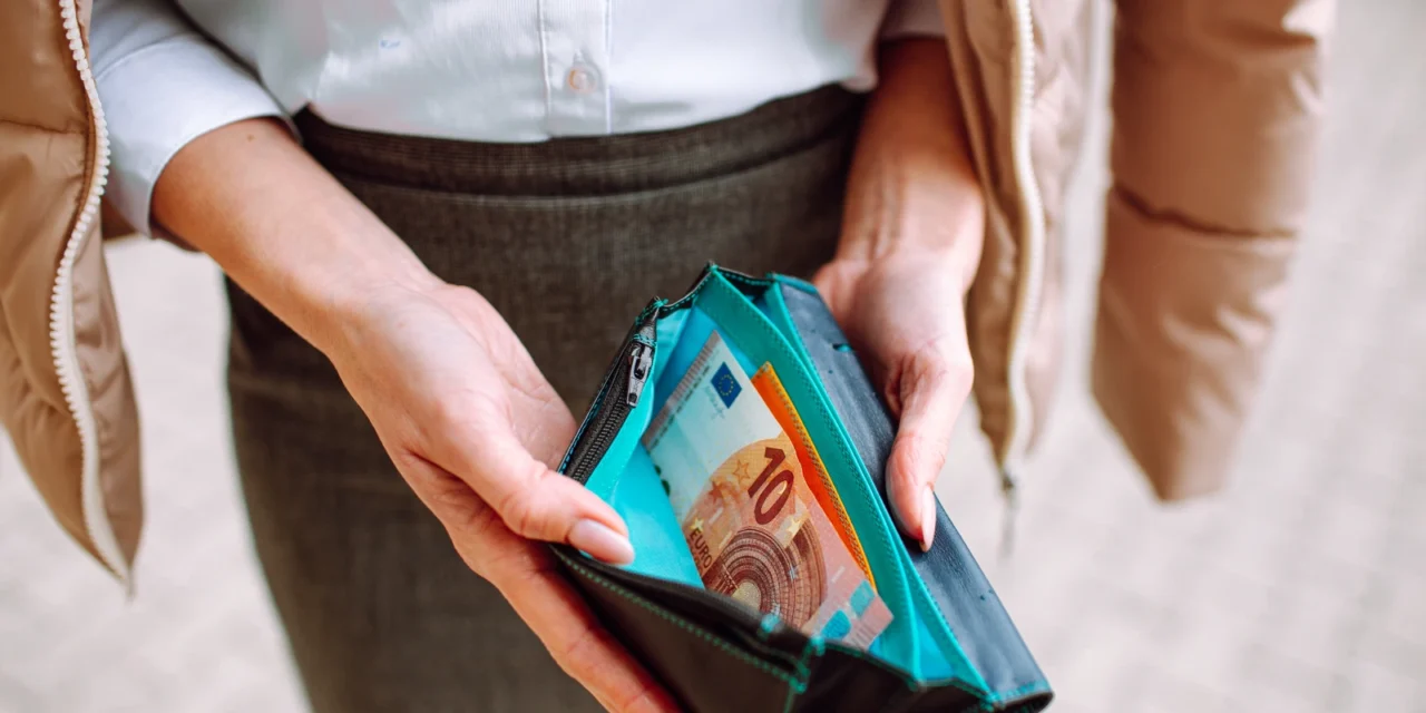 Slováci zarábajú viac, no aj tak chudobnejú. Tichá kríza drví strednú triedu