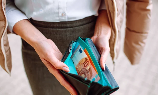 Slováci zarábajú viac, no aj tak chudobnejú. Tichá kríza drví strednú triedu