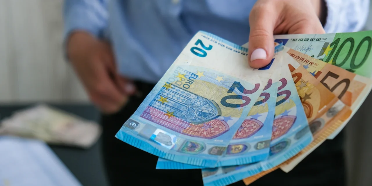 Slováci môžu získať nový príspevok. Štát ponúka stovky eur pre ľudí od 16 do 65 rokov