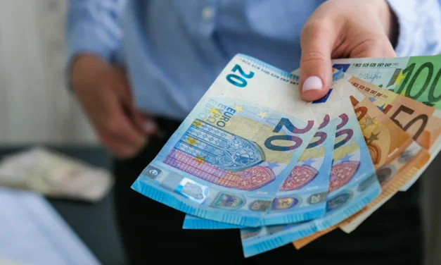 Slováci môžu získať nový príspevok. Štát ponúka stovky eur pre ľudí od 16 do 65 rokov