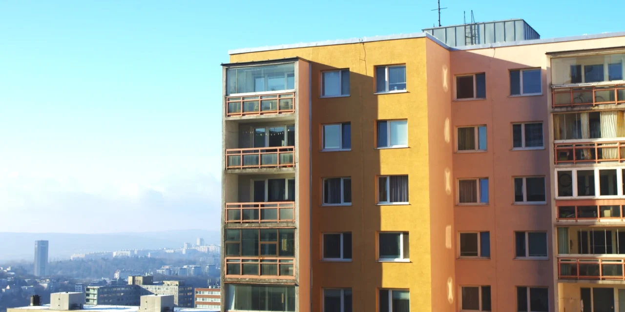 Menej ľudí, drahšie byty: Paradox, ktorý Slovákov zaskočí