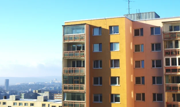 Menej ľudí, drahšie byty: Paradox, ktorý Slovákov zaskočí