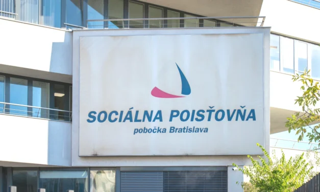 Sociálna poisťovňa pripomína: 8. mája môžete dostať peniaze, ak ostanete doma s dieťaťom