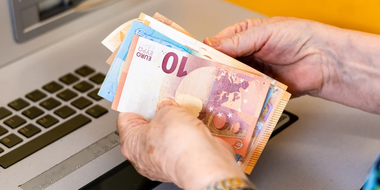 Tatra banka radí, ako ušetriť na poplatkoch: Hotovosť do banky nenoste