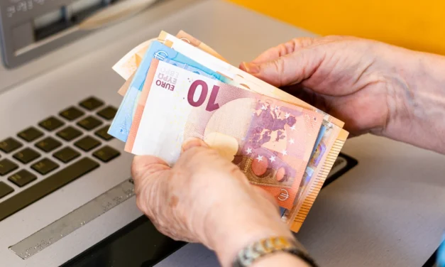 Tatra banka radí, ako ušetriť na poplatkoch: Hotovosť do banky nenoste