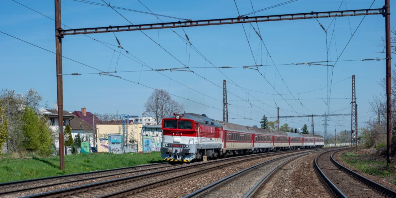 ZSSK upozorňuje na veľké zmeny: Cestujúcich čakajú prestupy aj výluky