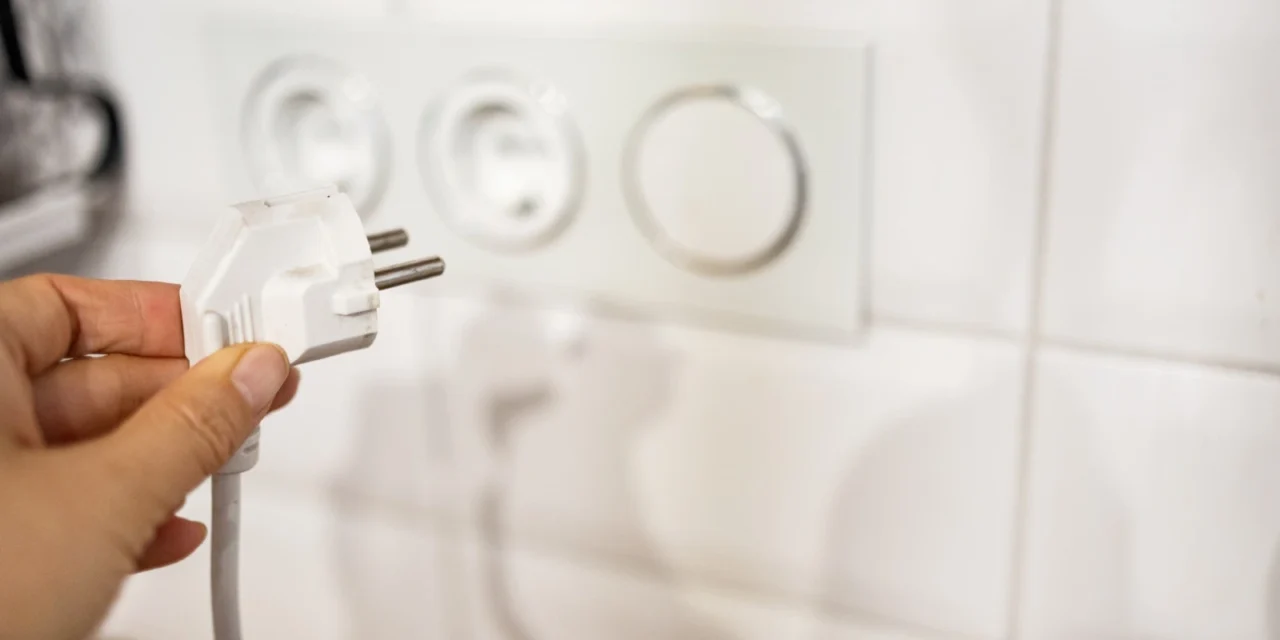 Elektrospotrebiče vám míňajú peniaze aj vypnuté. Tieto odpojte ako prvé