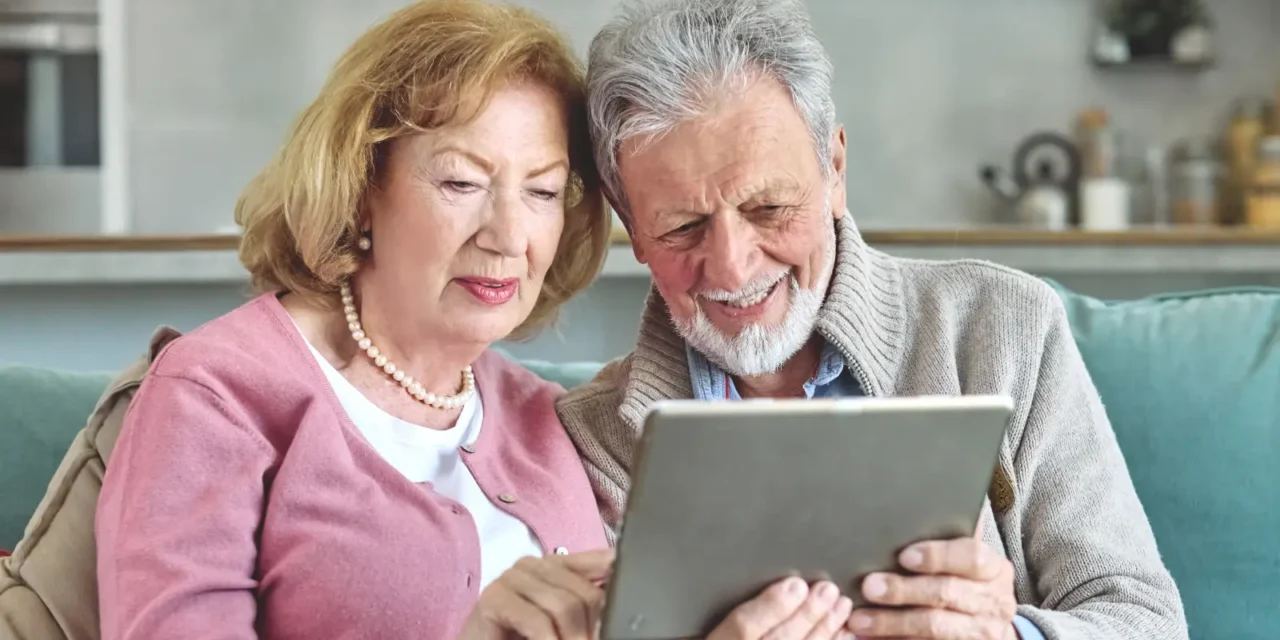 Seniori dostávajú od štátu tablety. Ako ochrániť babku a dedka pred podvodmi?