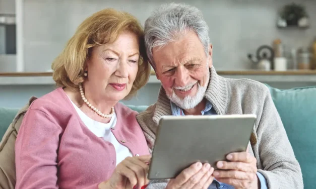 Seniori dostávajú od štátu tablety. Ako ochrániť babku a dedka pred podvodmi?