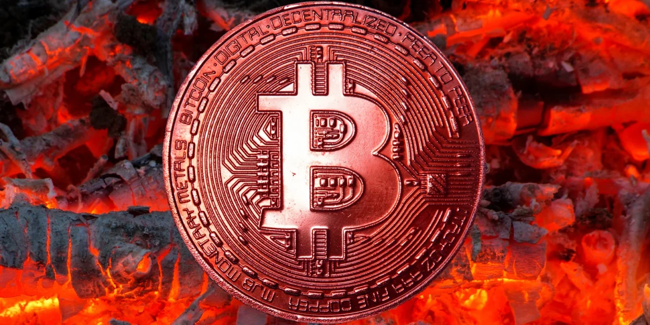 Absolútna kapitulácia: Bitcoin padá na 61 000 dolárov, z trhu miznú miliardy