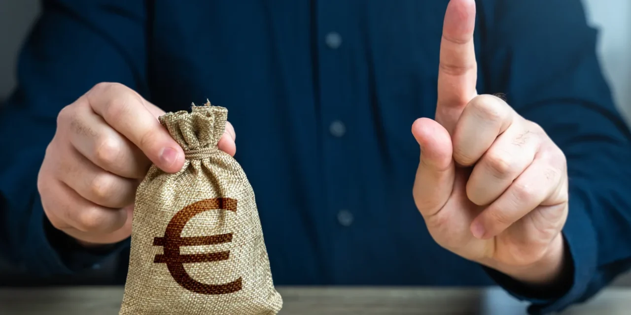 Splácanie dlhov verzus investovanie: Čo vám prinesie viac peňazí?