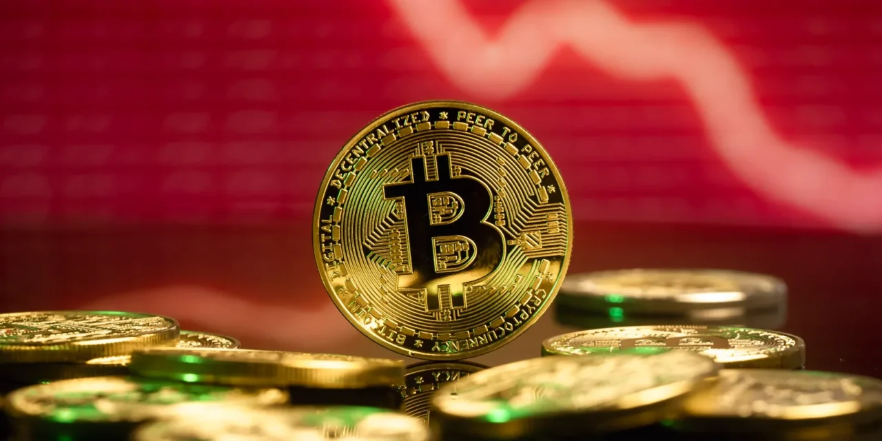 Bitcoin útočí na 2-ročné minimum: Cena 57 000 dolárov prezrádza realitu