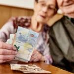 Dôchodcovia si prilepšia: Minimálna penzia stúpne na 428 eur. Kto odpracoval viac, dostane ešte viac