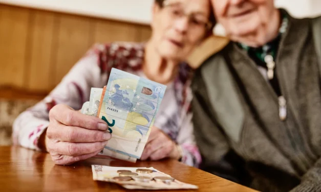 Dôchodcovia si prilepšia: Minimálna penzia stúpne na 428 eur. Kto odpracoval viac, dostane ešte viac