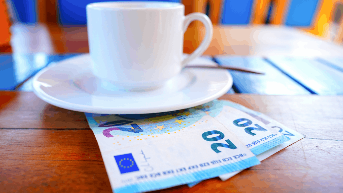 Namiesto kávy za 5 eur investovanie 10 rokov