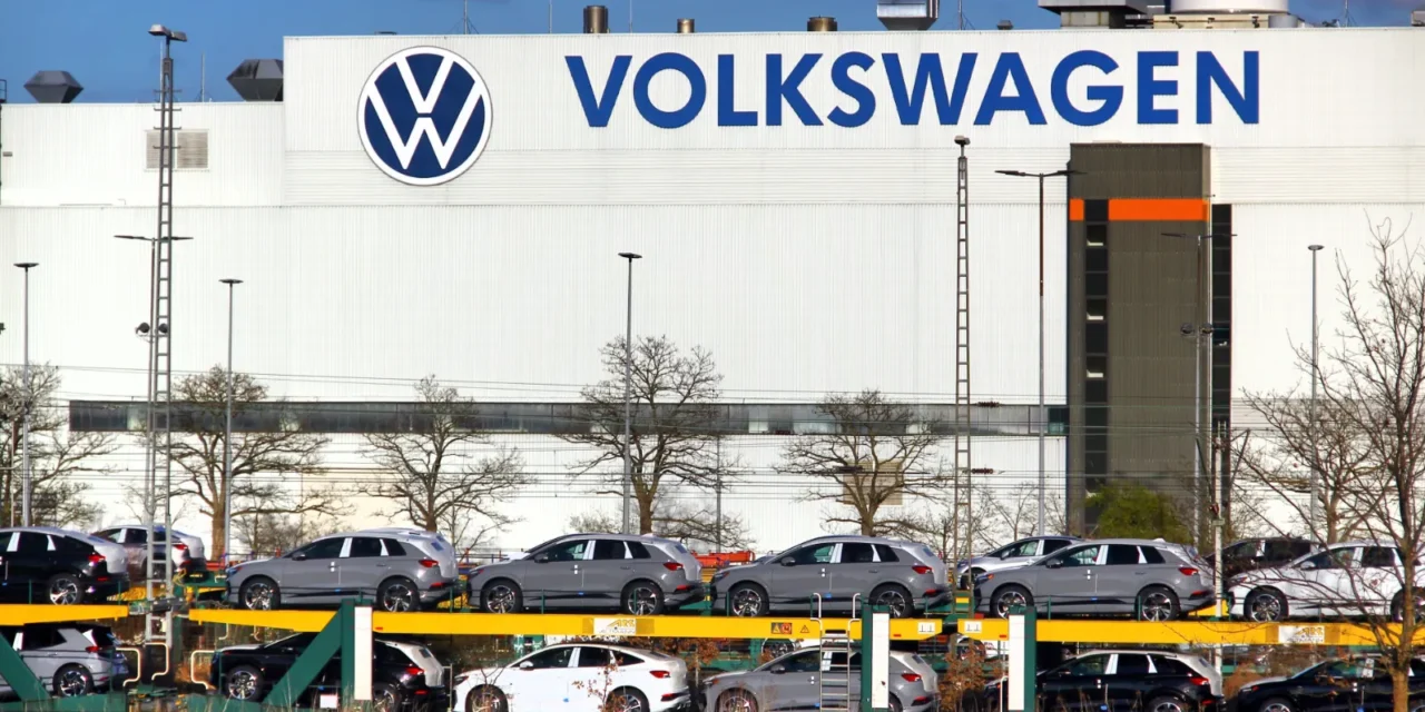 Koniec európskej ikony? Volkswagen zvažuje zatváranie fabrík, akcie na 16-ročnom minime