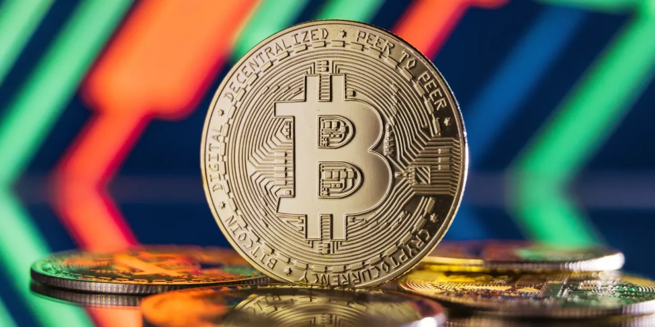 Bitcoin trhá väzby s akciami: 3 dôvody, prečo mieri k hranici 86 000 dolárov