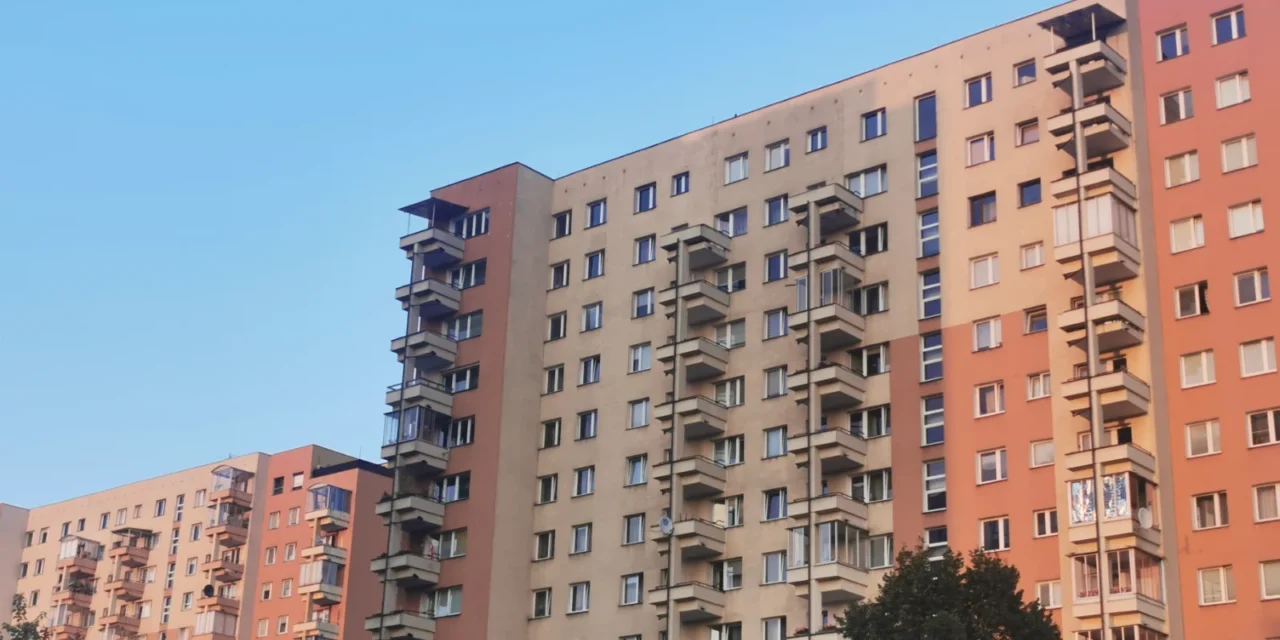 Koľko rokov trvá našetriť si na byt v Bratislave a Košiciach?