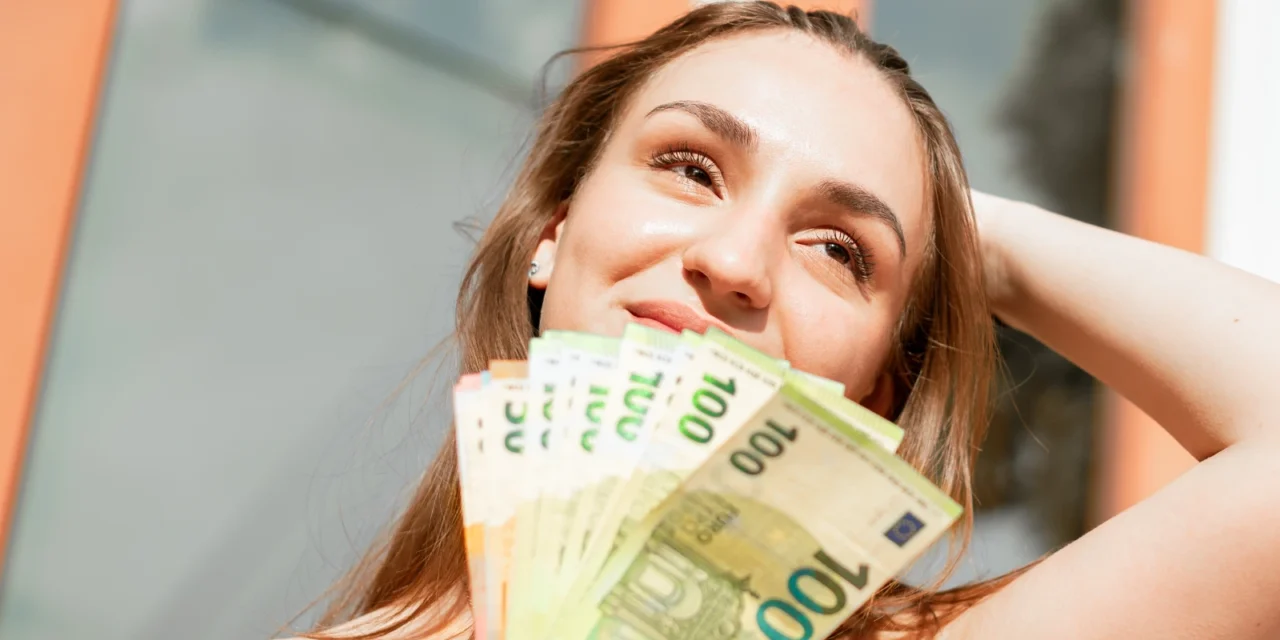 Gen Z prekvapila: 8 z 10 mladých Slovákov si odkladá peniaze z brigády