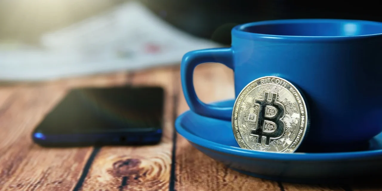 Jedna káva denne stojí 1 095 eur ročne. Kto ju 5 rokov posielal do Bitcoinu, má dnes 9 368 eur