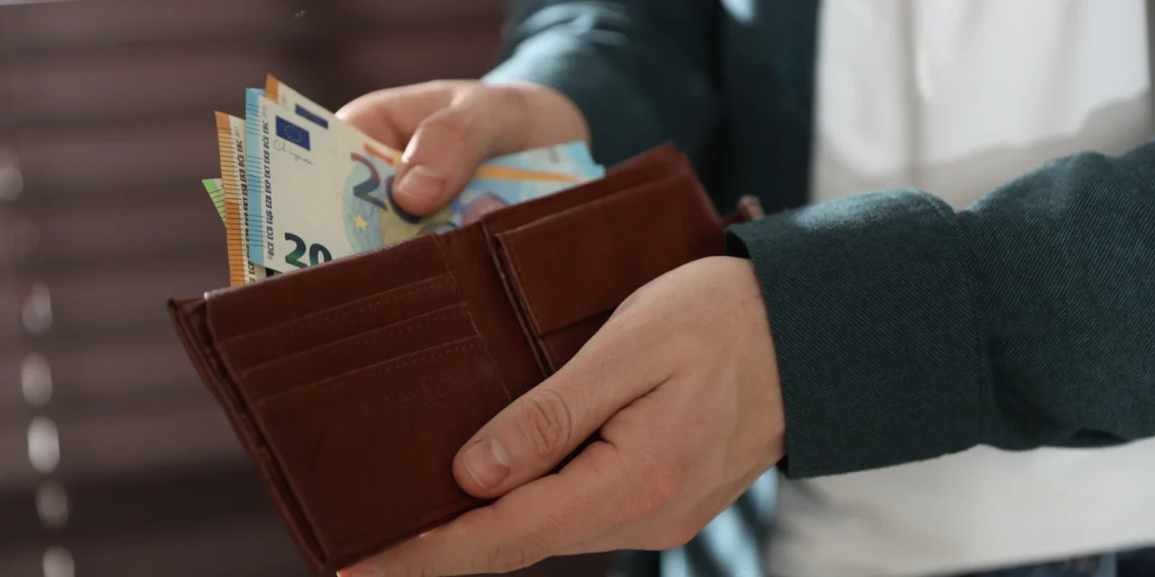 Ľudia netušia, koľko zarábajú: Aký podiel si ukrojí štát z platu 1 730 eur?