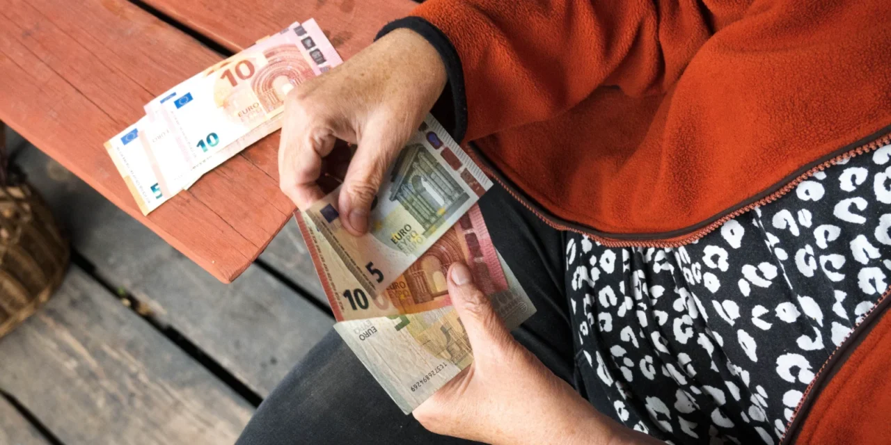 Dôchodok 730 € od štátu: Koľko musíte investovať, ak nechcete na starobu živoriť?