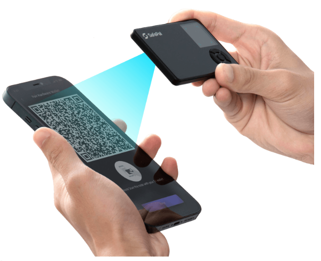SafePal S1 scanning a QR code on a phone to sign a transaction