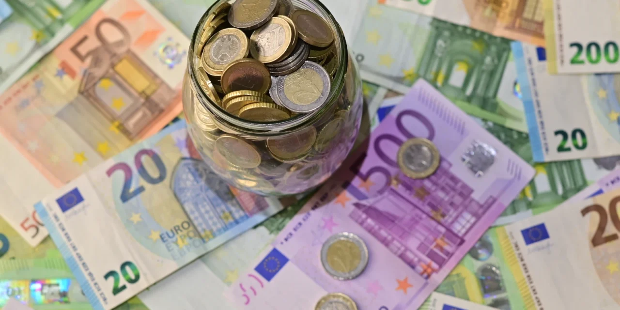 Rezervu viete začať budovať aj z nuly. Prvý cieľ nie je 6 výplat, ale 500 eur