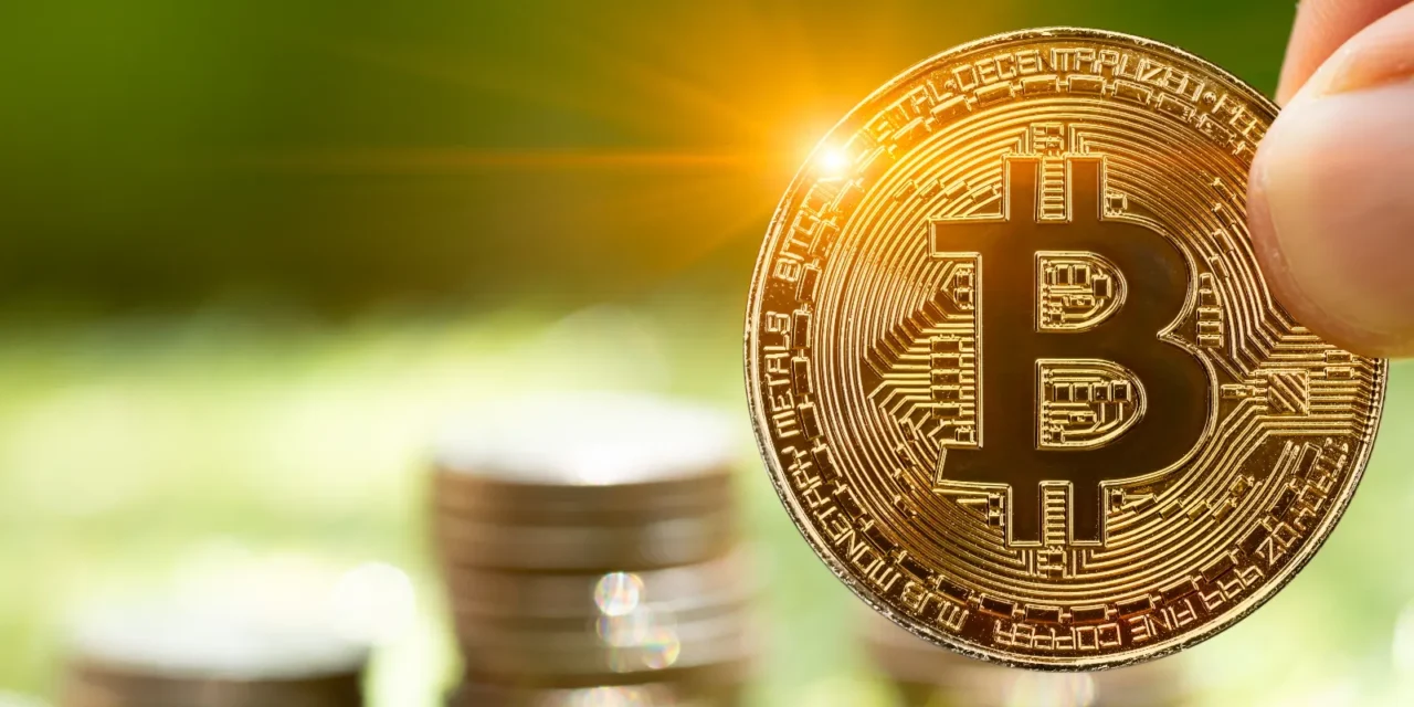 Bitcoin opäť opakuje známy vzorec: Útok na 90 000 dolárov na spadnutie