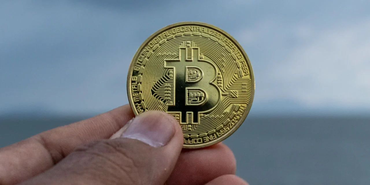 Ticho pred búrkou? Bitcoin opakuje historický scenár z roku 2023