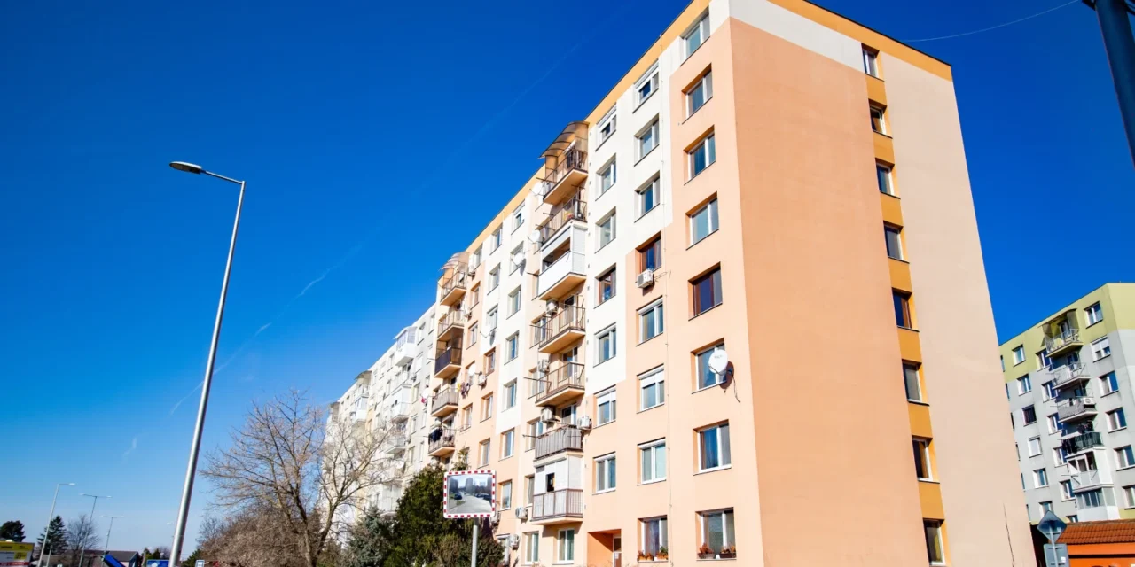Byty v Bratislave: Starší byt stojí už 290 702 €, za 2 roky zdražel o 24 %. Lacnejšie hypotéky tento rok nečakajte
