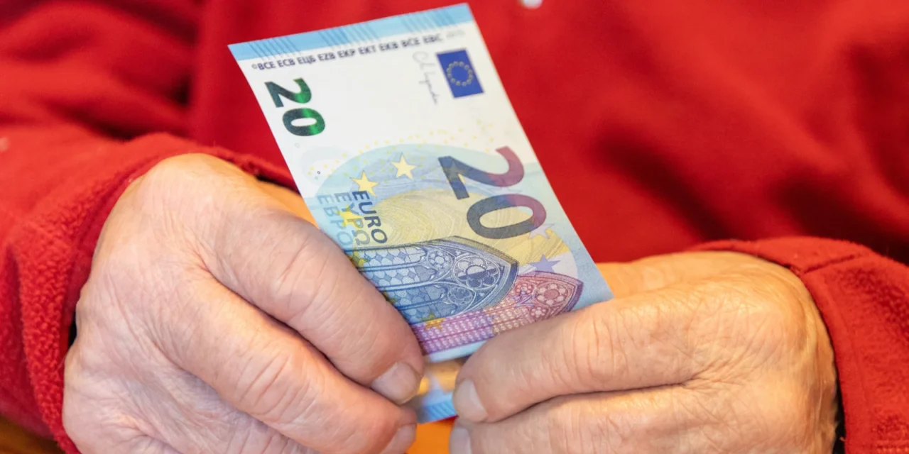Štát pridá dôchodcom od januára pár eur. Kto si 5 rokov odkladal 20 eur týždenne, má o 4 925 eur viac