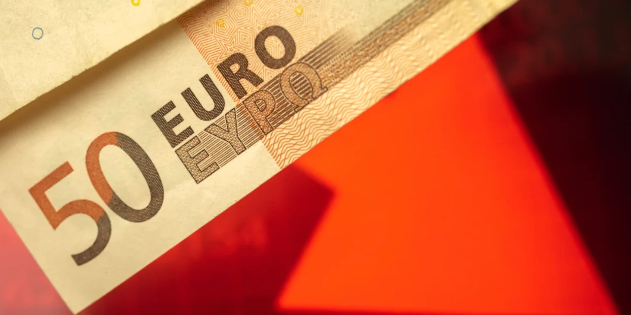 Euro padá, inflácia sa vracia a ECB zdražuje peniaze. Čo urobiť s úsporami ešte pred Vianocami