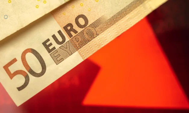 Euro padá, inflácia sa vracia a ECB zdražuje peniaze. Čo urobiť s úsporami ešte pred Vianocami