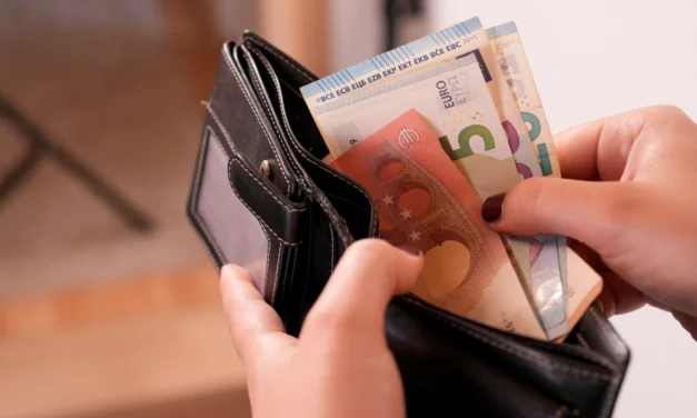 Peniaze, ktoré neuvidíte: Na každého Slováka pripadá 2 067 eur mesačne, priemerná mzda je len 1 707 eur