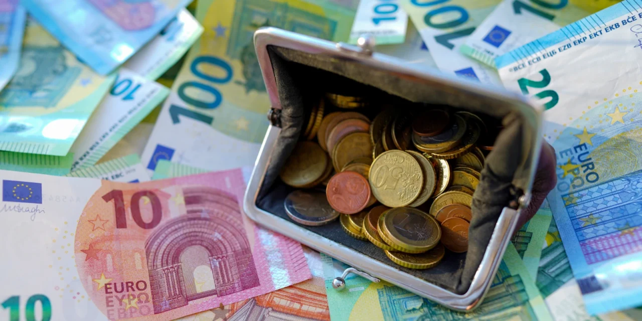 Slovensko zažije rok 2027 bez nových daní. Potom príde diera 420 eur na každého z nás