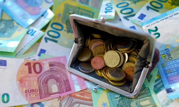 Slovensko zažije rok 2027 bez nových daní. Potom príde diera 420 eur na každého z nás