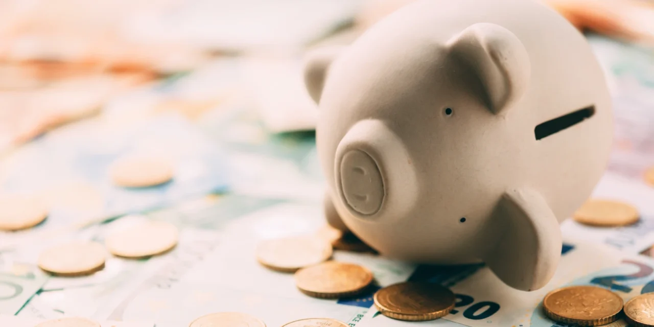 Úspory Slovákov: Priemer je 4 194 €, pokoj by dalo až 8 553 €. Pätina nemá odložené ani euro